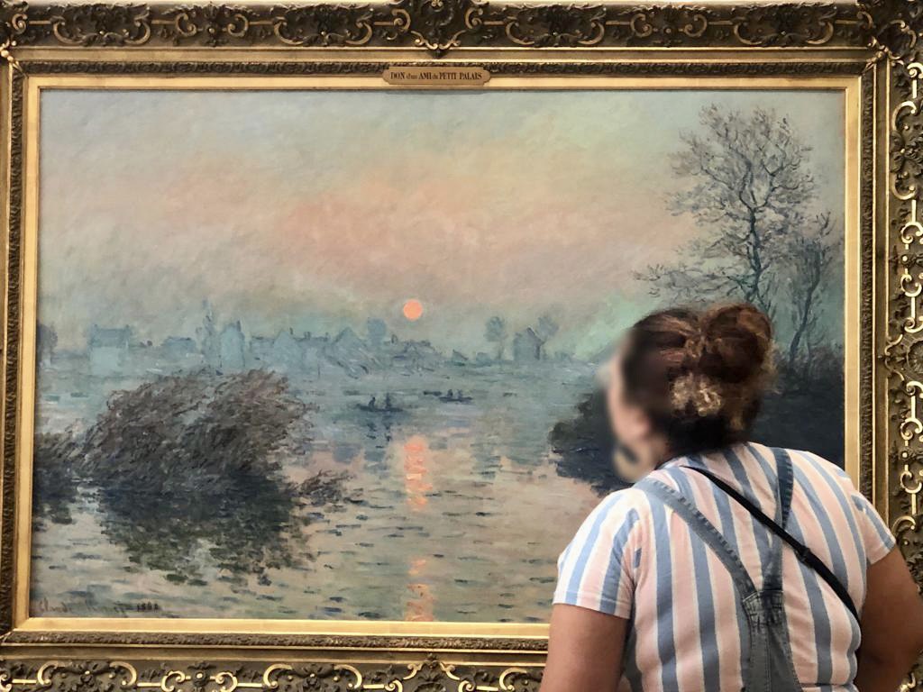 6295f554331b0_professionelle devant Monet.jpg